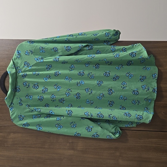 Cabi-5891 "Go-To" Top Floral Button Down-Size (oversized)Small - Picture 13 of 16